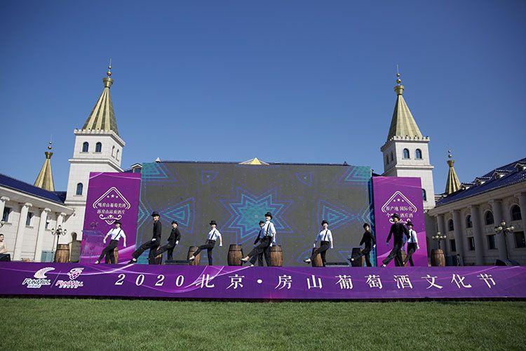 踩葡萄品紅酒首屆房山葡萄酒文化節(jié)開幕