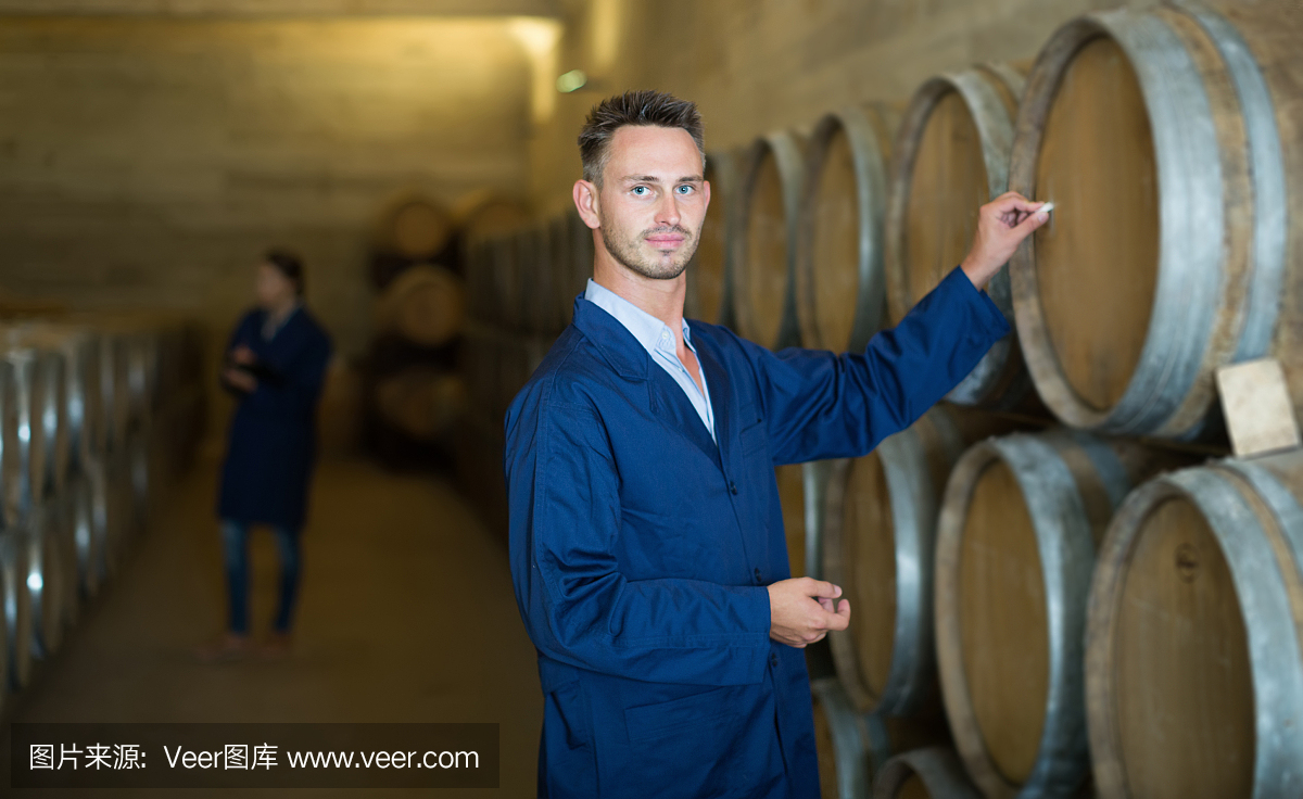 穿著制服的人站在木頭上寫標(biāo)簽